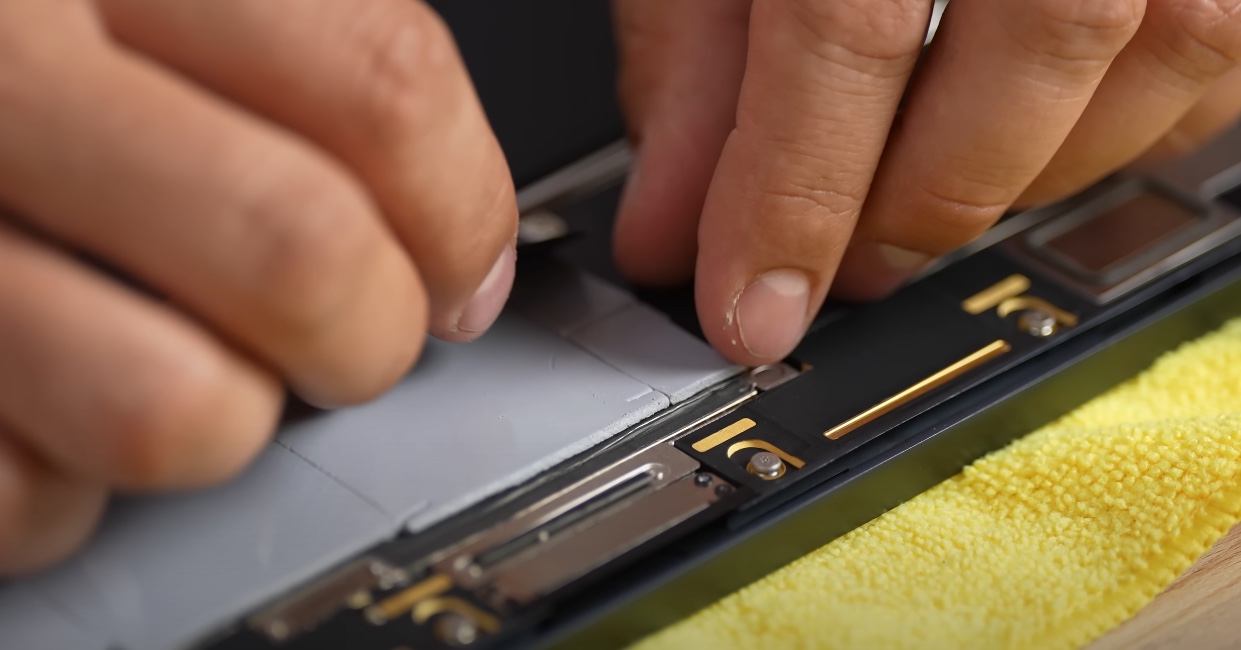 外媒吁 MacBook Air 用家勿用散热垫 拆机或会带来不可估计问题